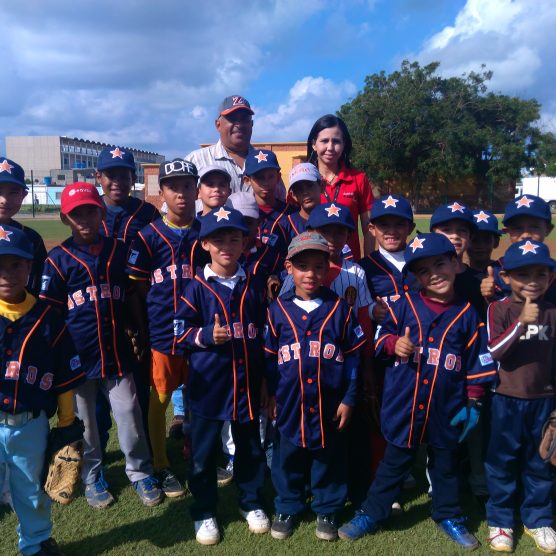 Peloteritos del 23 de enero reciben uniformes por parte de VIT
