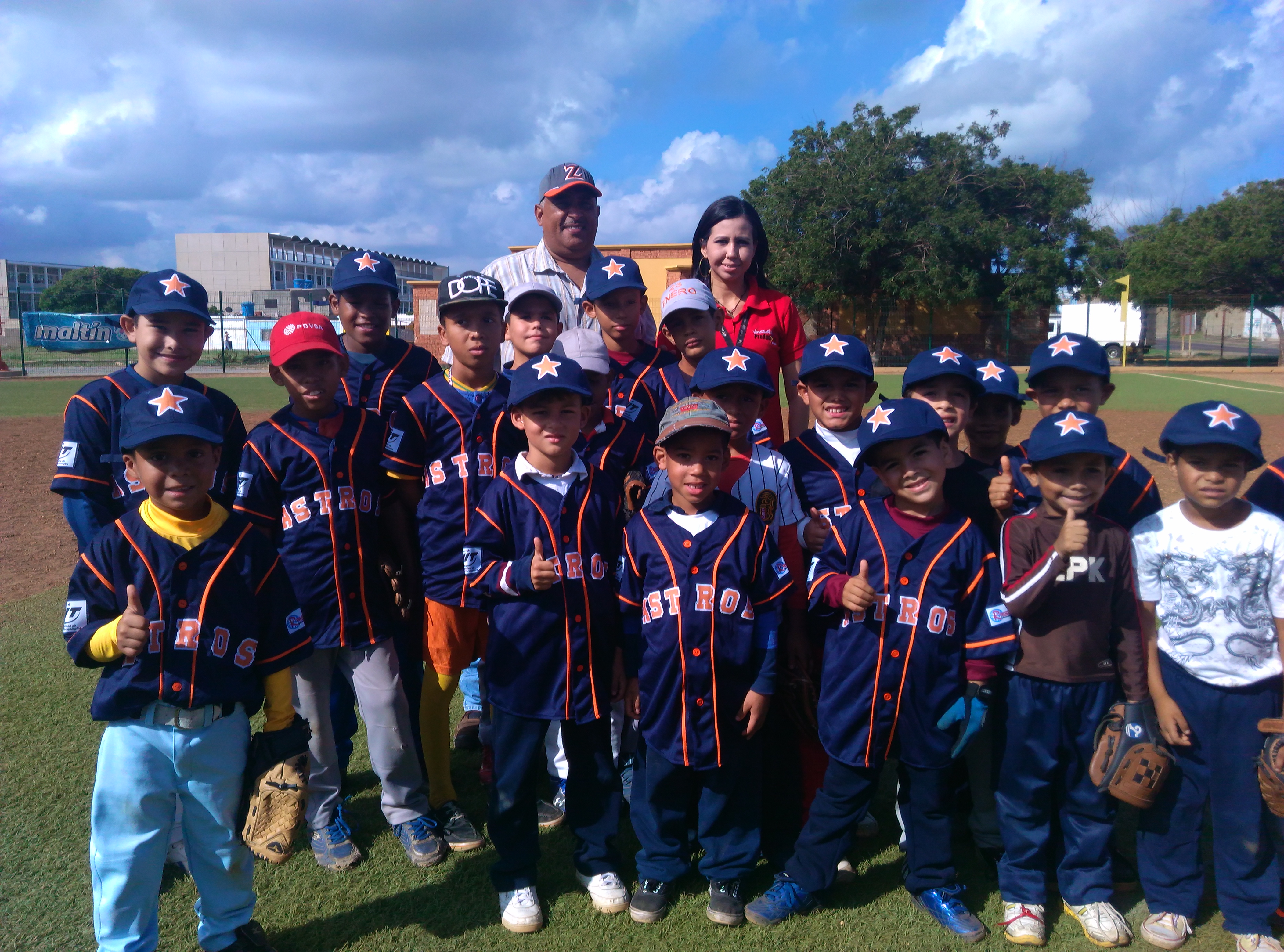 Peloteritos del 23 de enero reciben uniformes por parte de VIT