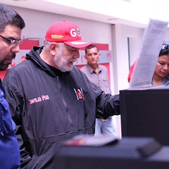 Equipo de La HojillaTV visita espacios de VIT