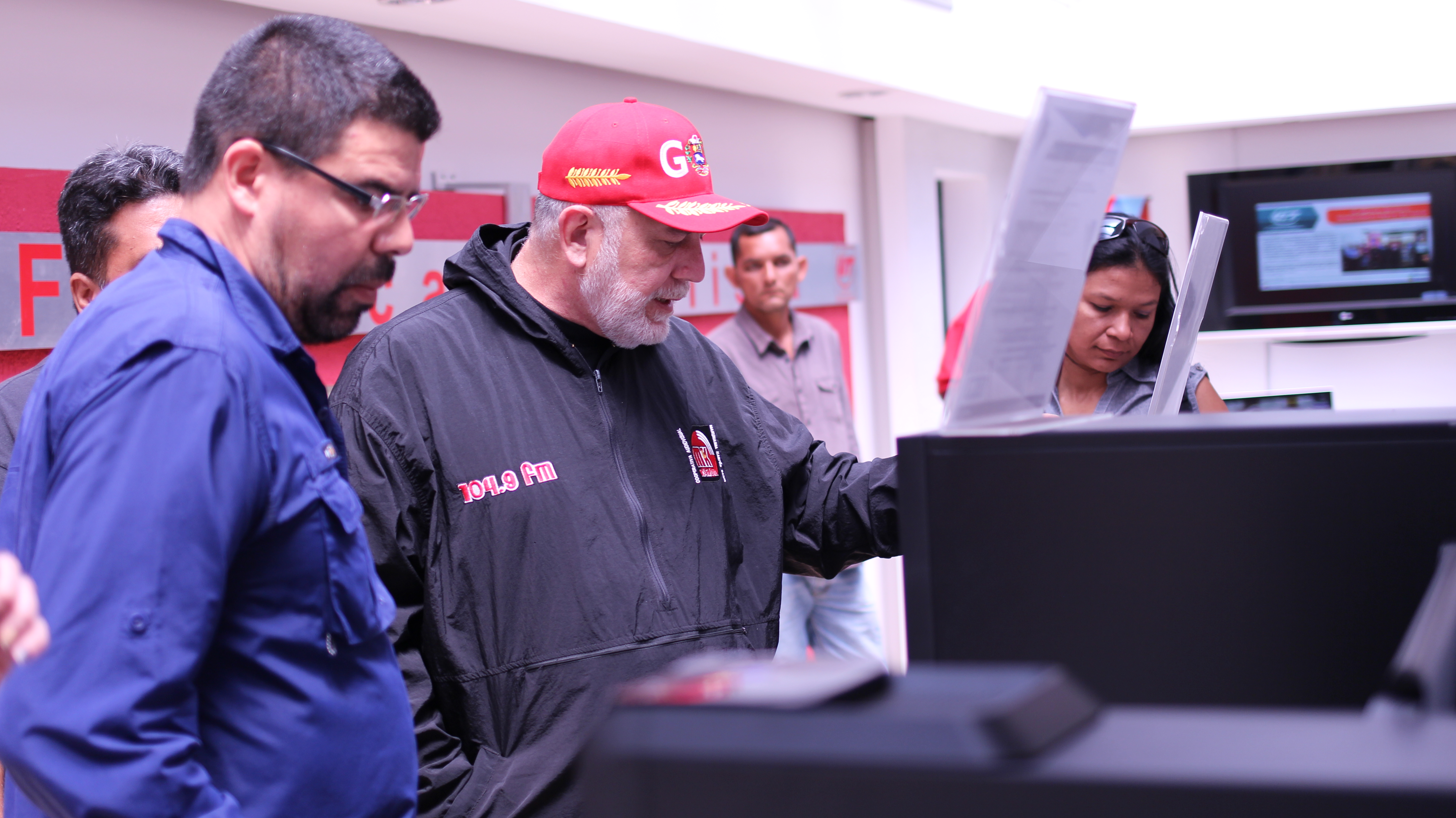 Equipo de La HojillaTV visita espacios de VIT