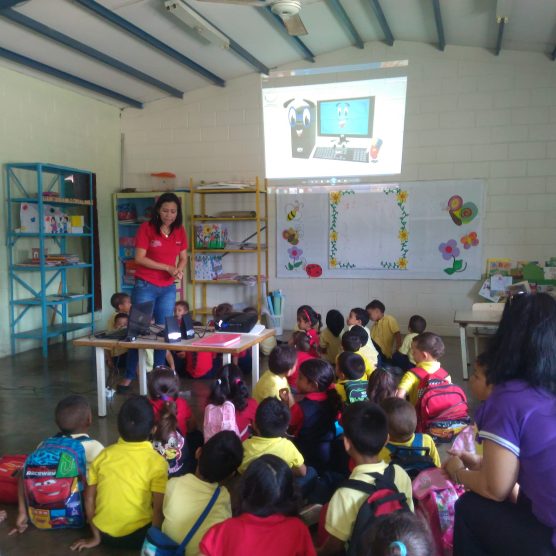 Tecnología Educativa visitó a los niños del C.E.I. 23 de Enero