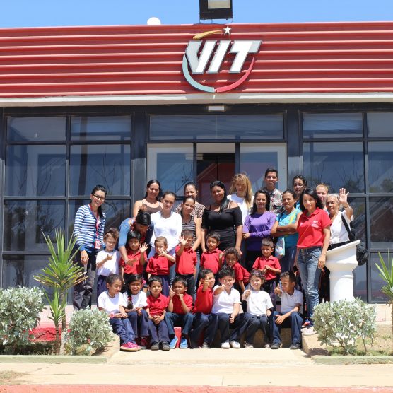 Alumnos de la Escuela Víctor Raúl Soto visitaron la fábrica del computador Bolivariano