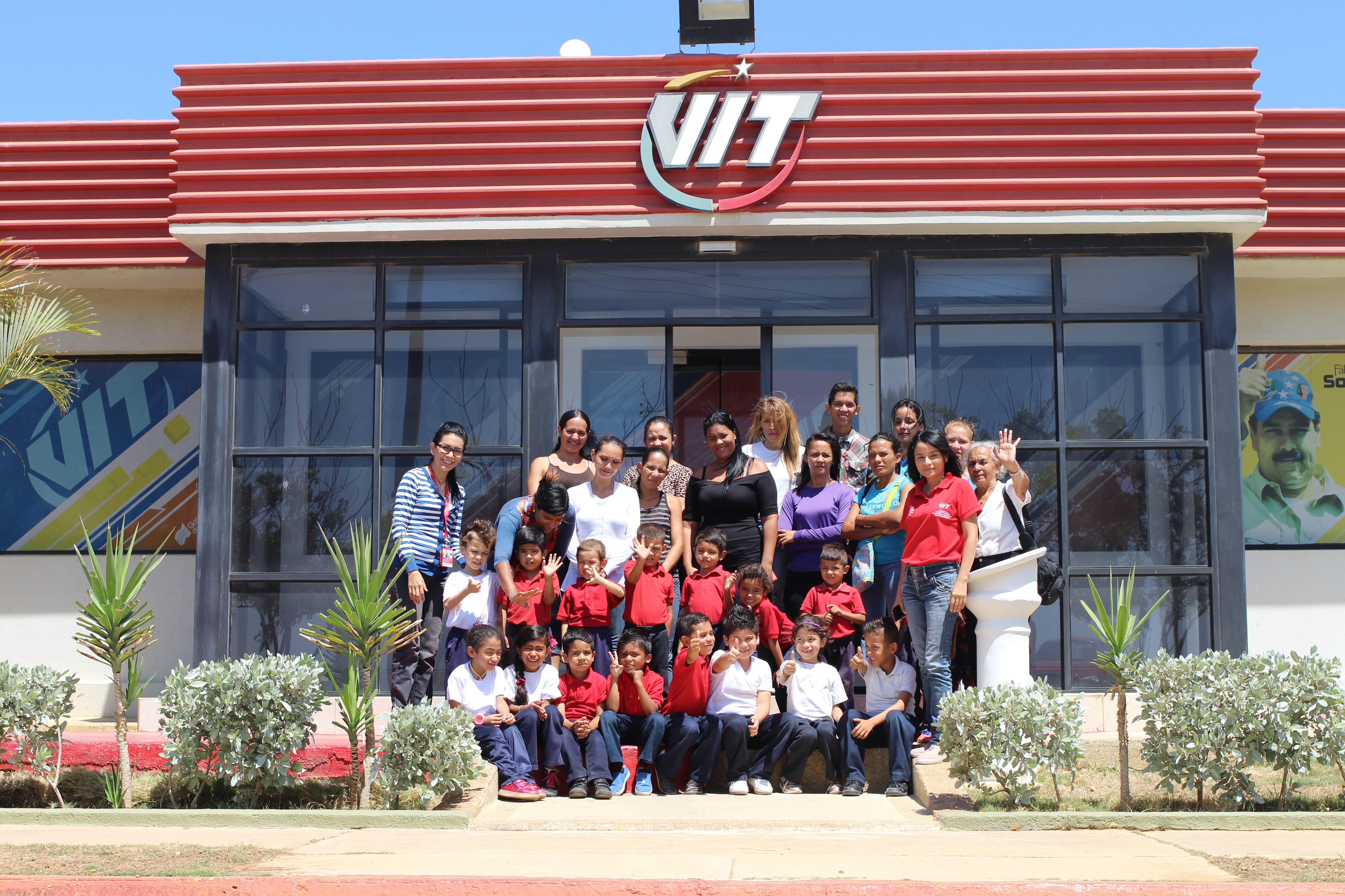 Alumnos de la Escuela Víctor Raúl Soto visitaron la fábrica del computador Bolivariano