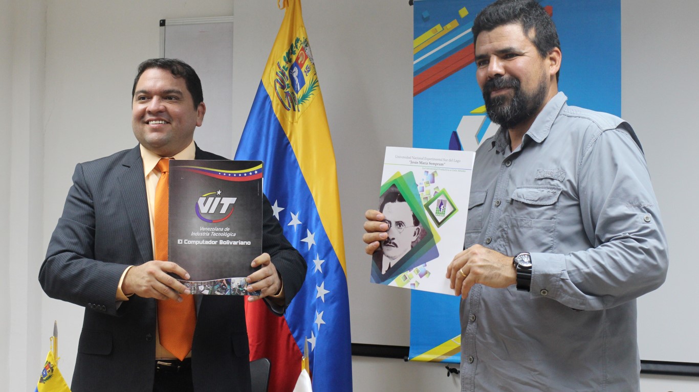 VIT recibe Orden Jesús María Semprúm en su primera clase por autoridades de UNESUR