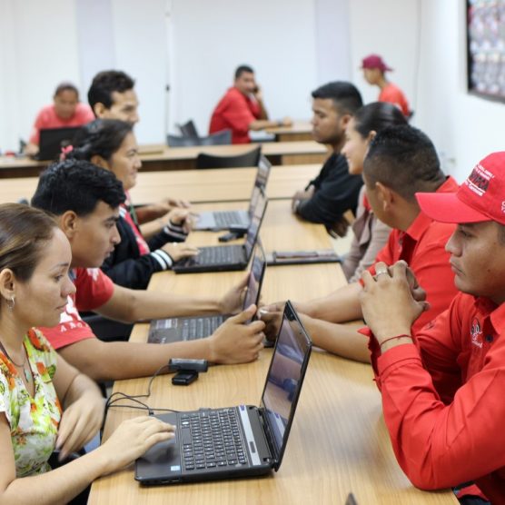 Favorecidos trabajadores de VIT con carnetización del PSUV
