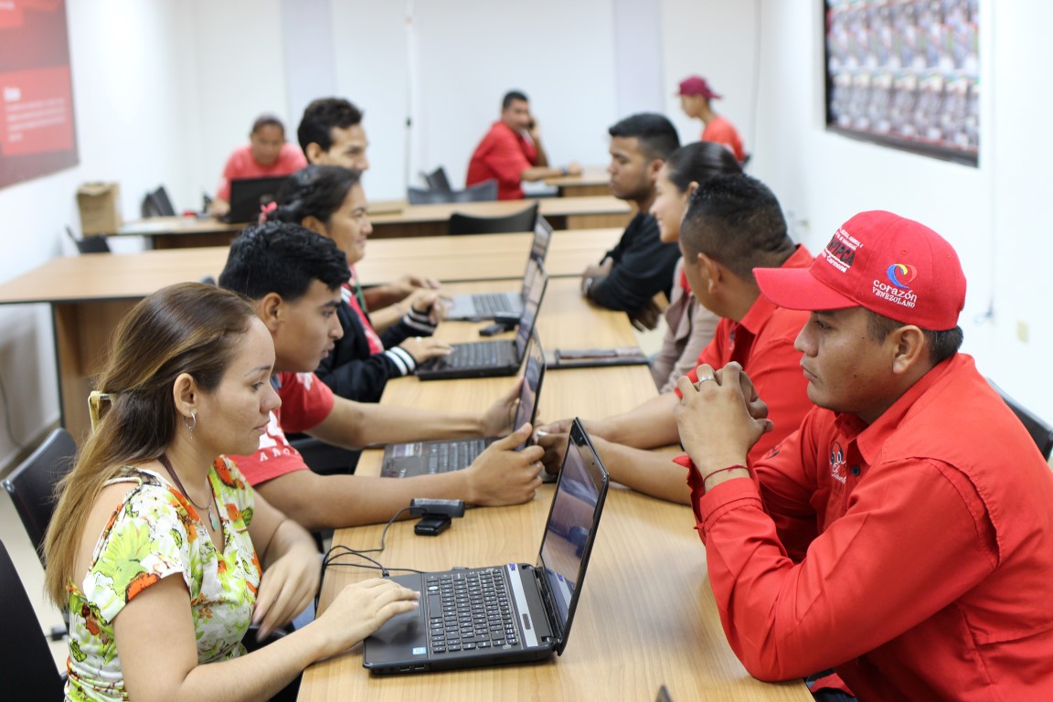 Favorecidos trabajadores de VIT con carnetización del PSUV