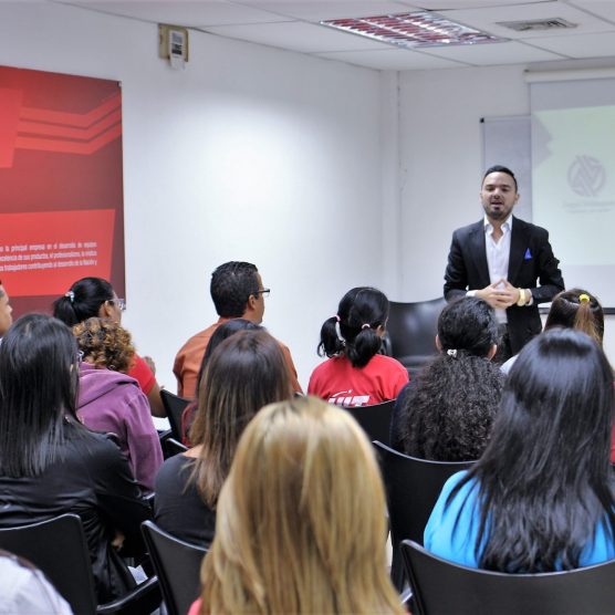 Trabajadores de VIT reciben ponencia para fortalecer su ámbito laboral y personal