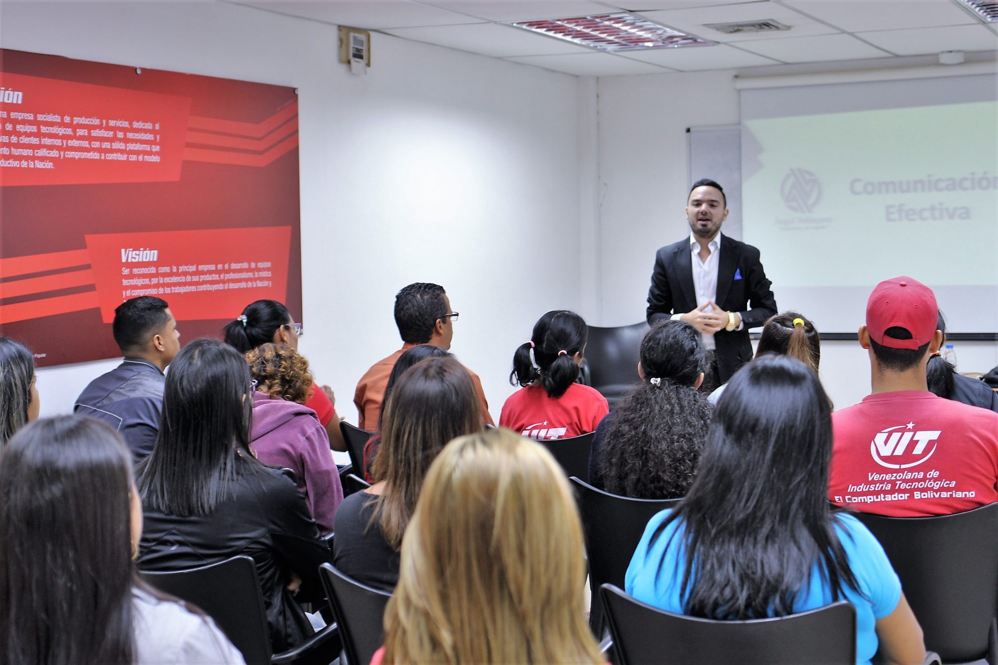 Trabajadores de VIT reciben ponencia para fortalecer su ámbito laboral y personal