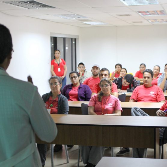 Trabajadores de VIT reciben charla sobre la importancia de llevar un estilo de vida saludable